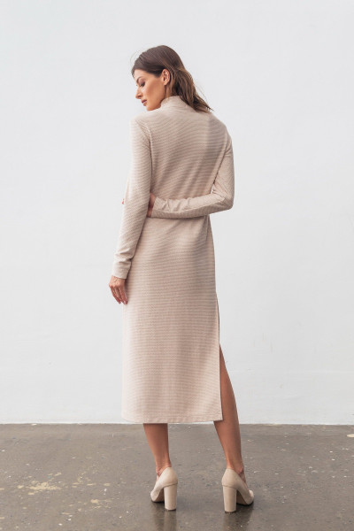 Трикотажна сукня довжини міді  з боковим розрізом бежевого кольору Міра Трикотажна сукня довжини міді  з боковим розрізом бежевого кольору Міра