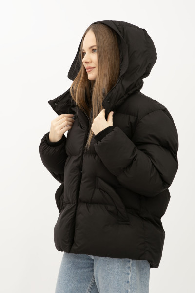 Теплий об'ємний пуховик з капюшоном чорного кольору 2412/2024