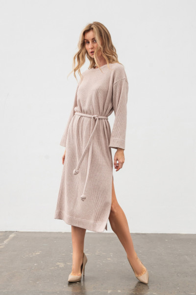 Трикотажна сукня міді  з боковим  розрізом бежевого кольору Малиса Трикотажна сукня міді  з боковим  розрізом бежевого кольору Малиса