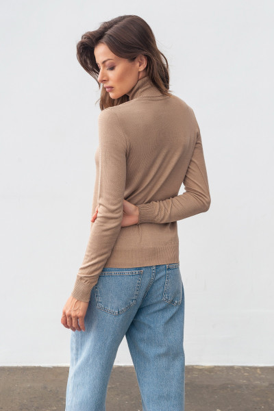 Гольф бежевого кольору з високим коміром 24205005