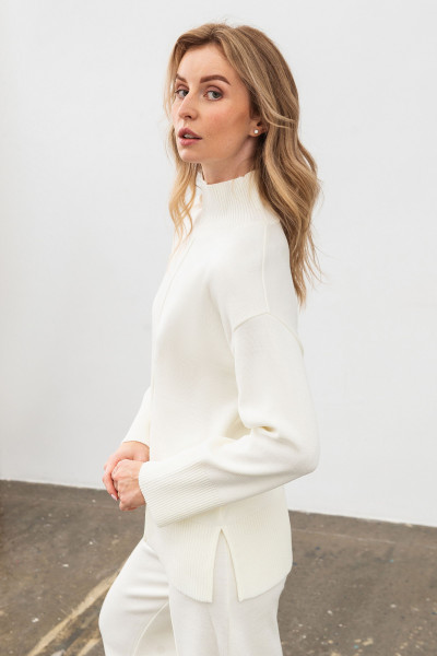 Трикотажний джемпер молочного кольору вільного силуету 24207100