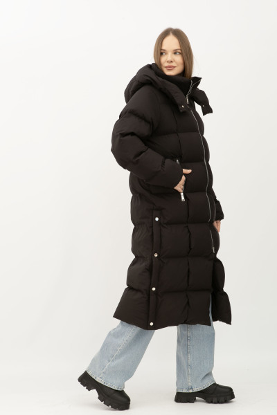 Стьобаний пуховик чорного кольору середньої довжини 2405/2024