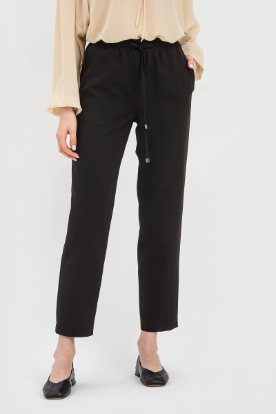 Стильні жіночі штани з костюмної тканини чорного кольору на поясі-гумці Вадор 01